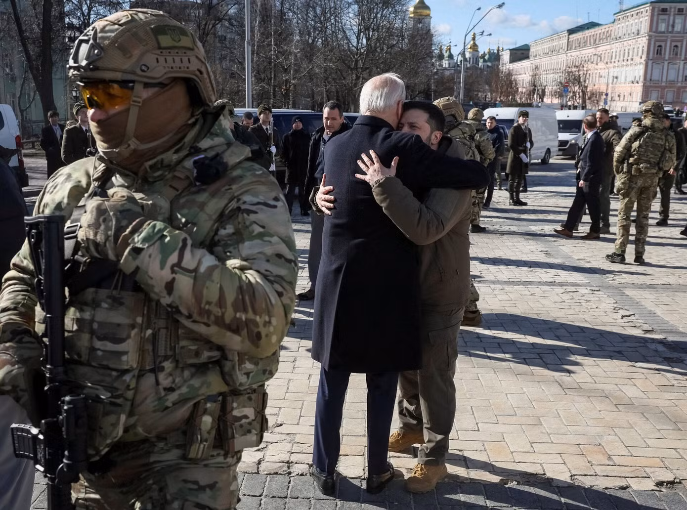 Cựu Tổng thống Mỹ Joe Biden ôm Tổng thống Ukraine Volodymyr Zelensky khi đến thăm Kiev tháng 2/2023. (Ảnh: Reuters)