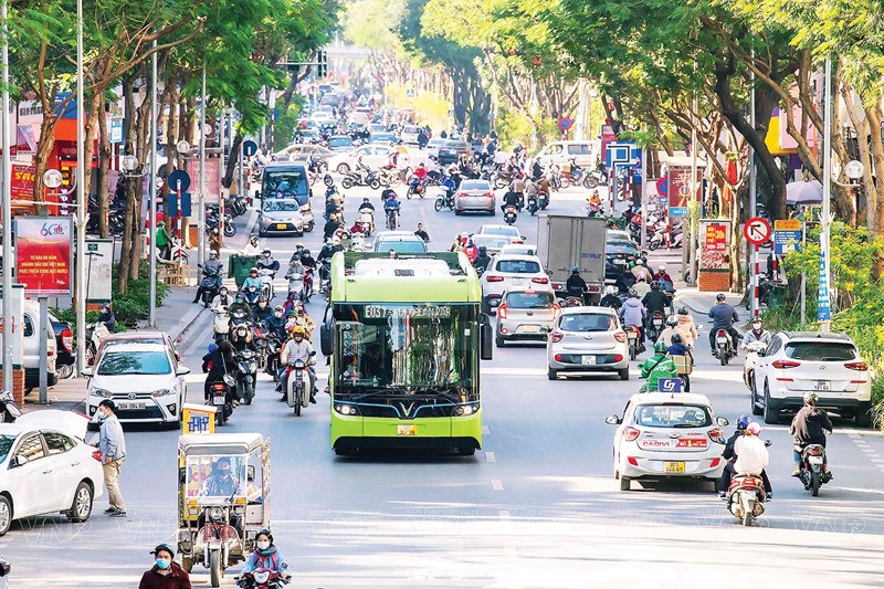 Điện hóa giao thông thông qua thúc đẩy xe điện (EV), triển khai vùng phát thải thấp, áp dụng các tiêu chuẩn khí thải nghiêm ngặt có thể mang lại những hiệu quả tích cực trong giảm ô nhiễm không khí và khí nhà kính. Điện hóa giao thông thông qua thúc đẩy xe điện (EV), triển khai vùng phát thải thấp, áp dụng các tiêu chuẩn khí thải nghiêm ngặt có thể mang lại những hiệu quả tích cực trong giảm ô nhiễm không khí và khí nhà kính.