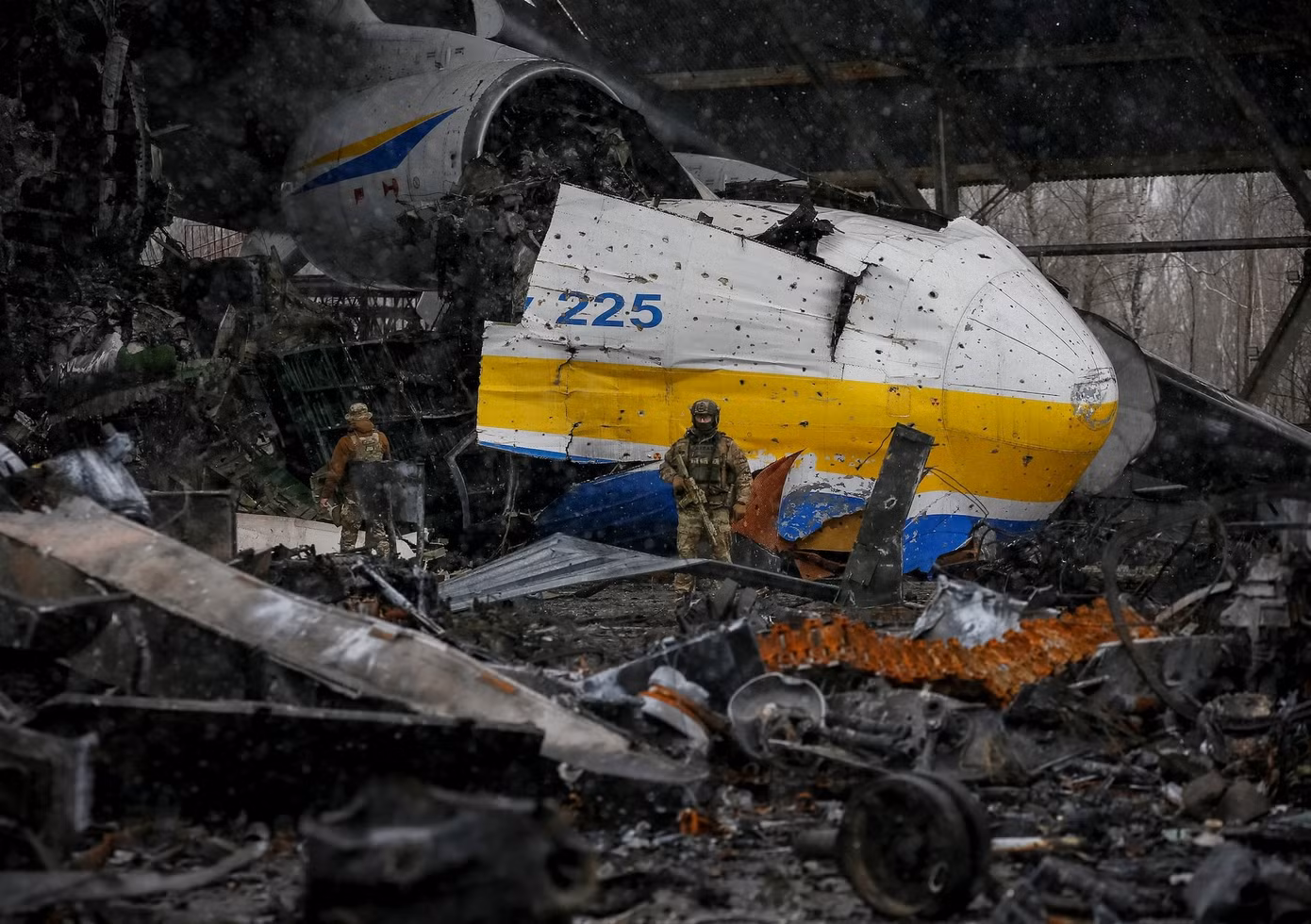 Chiếc máy bay lớn nhất thế giới An-225 Mriya bị quân đội Nga phá hủy tại sân bay Hostomel (Kiev) ngày 3/4/2022. (Ảnh: Reuters)