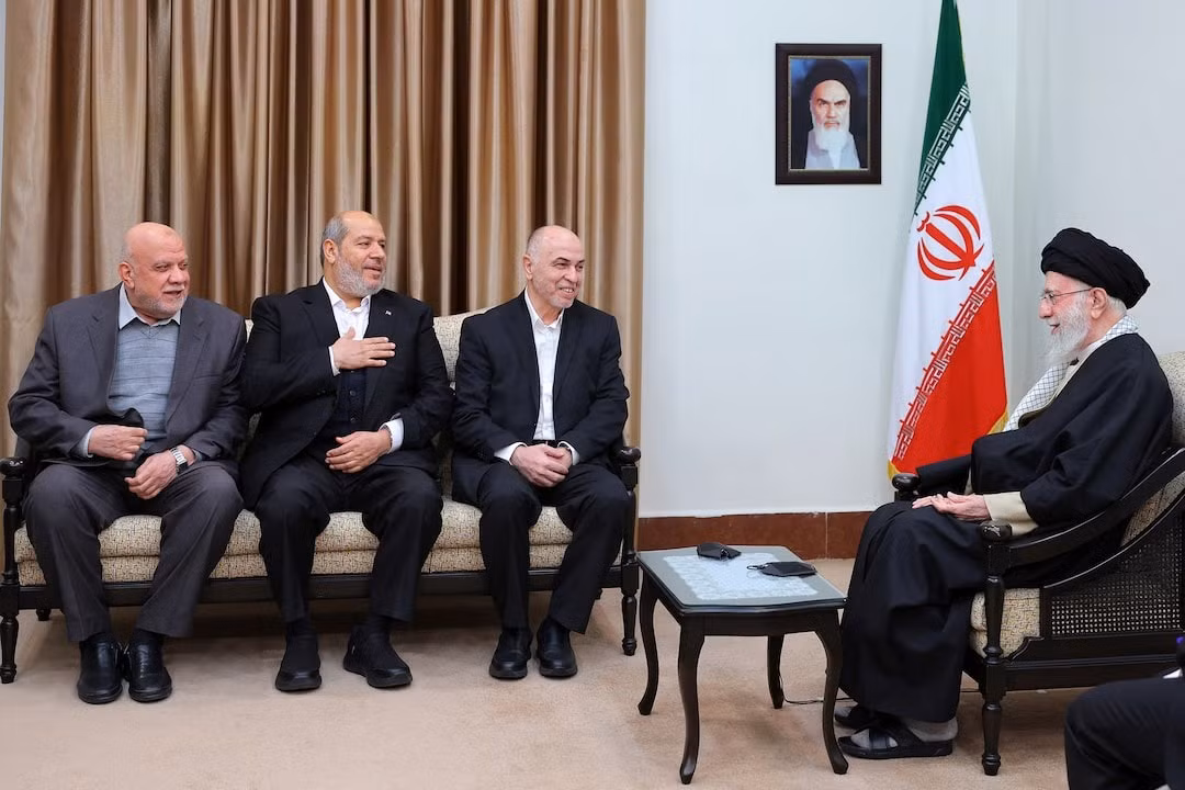 Lãnh tụ tối cao Iran Ayatollah Ali Khamenei (phải) gặp gỡ các lãnh đạo Hamas. (Ảnh: Reuters) Lãnh tụ tối cao Iran Ayatollah Ali Khamenei (phải) gặp gỡ các lãnh đạo Hamas. (Ảnh: Reuters)