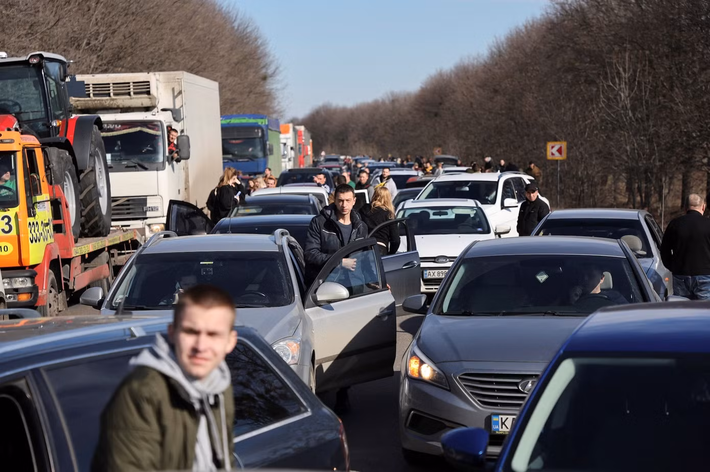 Người dân rời khỏi Kharkiv (Ukraine) khi Nga bắt đầu chiến dịch quân sự ngày 24/2/2022. (Ảnh: Reuters)