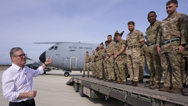 Thủ tướng Anh Keir Starmer trò chuyện với các binh sĩ. (Ảnh: AP) Thủ tướng Anh Keir Starmer trò chuyện với các binh sĩ. (Ảnh: AP)