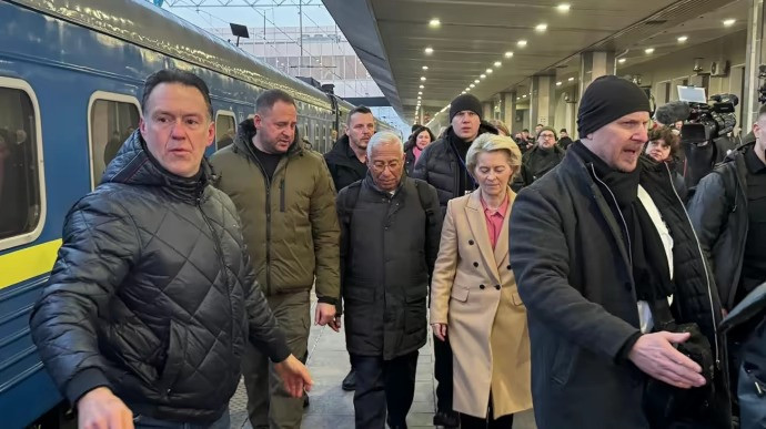 Chủ tịch Ủy ban châu Âu Ursula von der Leyen và Chủ tịch Hội đồng châu Âu Antonio Costa (giữa) đến Kiev. (Ảnh: X)