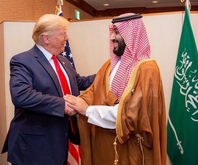 Thái tử Ả-rập Xê-út Mohammed bin Salman bắt tay Tổng thống Mỹ Donald Trump trong một cuộc gặp năm 2019. (Ảnh: Reuters) Thái tử Ả-rập Xê-út Mohammed bin Salman bắt tay Tổng thống Mỹ Donald Trump trong một cuộc gặp năm 2019. (Ảnh: Reuters)