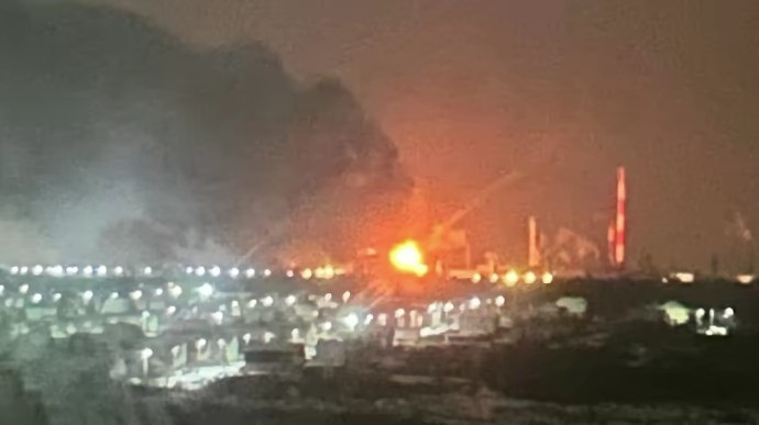 Hình ảnh nhà máy bốc cháy sau vụ tấn công. (Ảnh: Pravda)