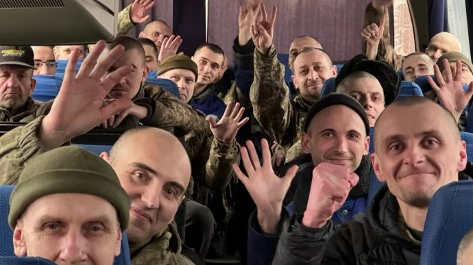 Các tù binh Ukraine được trả tự do. (Ảnh: Pravda) Các tù binh Ukraine được trả tự do. (Ảnh: Pravda)