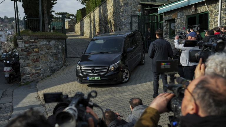 Chiếc xe chở phái đoàn Nga rời khỏi cuộc hội đàm ngày 27/2 ở Istanbul (Thổ Nhĩ Kỳ). Chiếc xe chở phái đoàn Nga rời khỏi cuộc hội đàm ngày 27/2 ở Istanbul (Thổ Nhĩ Kỳ).