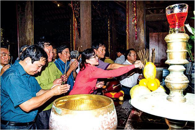 Phật tử lễ Phật chùa Song Tử Tây. Ảnh Trần Minh Ngọc