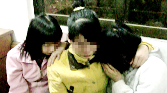 Những cô gái bị chủ chứa Vân bóc lột tình dục, lại bị bắt cóc, bị bán lần thứ hai.... Ảnh: Q.Việt Những cô gái bị chủ chứa Vân bóc lột tình dục, lại bị bắt cóc, bị bán lần thứ hai...