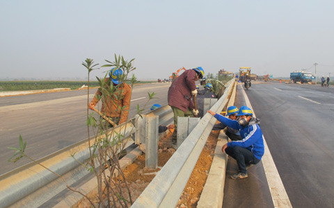 Các hạng mục cuối cùng của cao tốc Nội Bài - Lào Cai đang được các công nhân gấp rút hoàn thành