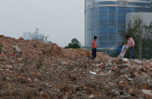  Cánh đồng đang bị lấn bởi nạn đổ trộm chất thải