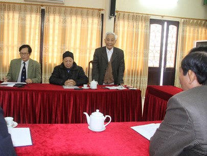 Luật sư Lê Đức Tiết (đứng) cho rằng đối thoại là cách tốt nhất để xóa bỏ sự nghi kỵ đang tồn tại giữa dân với chính quyền