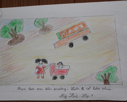 Tranh Hòa vẽ năm em học lớp 4 được lưu giữ tại văn phòng trung tâm