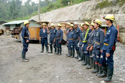 Các thợ mỏ đã sẵn sàng, chuẩn bị vào ca.