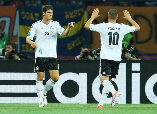 Đức rộng đường vào tứ kết