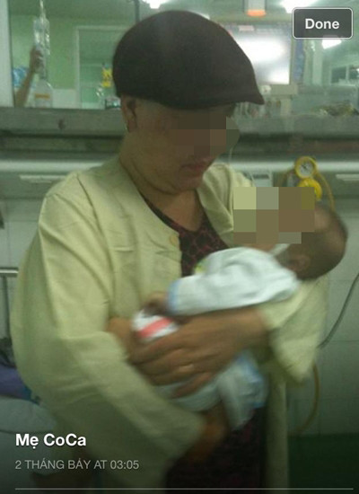 Hình ảnh bà M. ôm cháu trên trang cá nhân của 