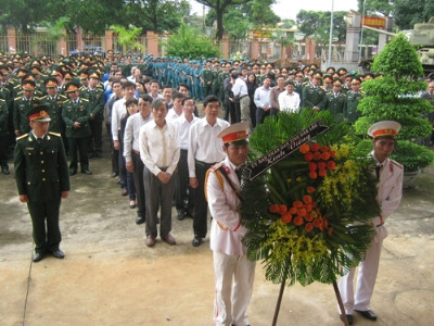 Cán bộ, chiến sĩ, nhân dân Đắk Lắk viếng Đại tướng Võ Nguyên Giáp. Ảnh: Lê Kiến. Cán bộ, chiến sĩ, nhân dân Đắk Lắk viếng Đại tướng Võ Nguyên Giáp. Ảnh: Lê Kiến