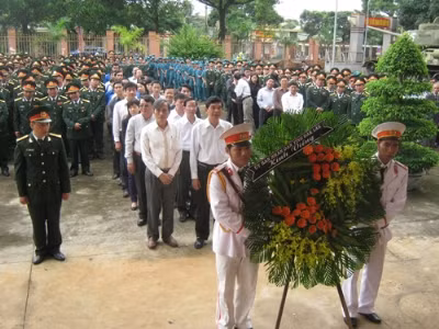 Cán bộ, chiến sĩ, nhân dân Đắk Lắk viếng Đại tướng Võ Nguyên Giáp. Ảnh: Lê Kiến. Cán bộ, chiến sĩ, nhân dân Đắk Lắk viếng Đại tướng Võ Nguyên Giáp. Ảnh: Lê Kiến