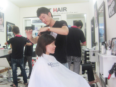 Lương Văn Việt tại cửa hàng. Ảnh: Hoàng Lam. Lương Văn Việt tại cửa hàng Ảnh: Hoàng Lam