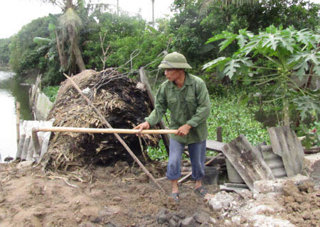 Cây rơm trên mảnh đất nhà ông Tác, bà Huyền bị cháy nham nhở. Cây rơm trên mảnh đất nhà ông Tác, bà Huyền bị cháy nham nhở.