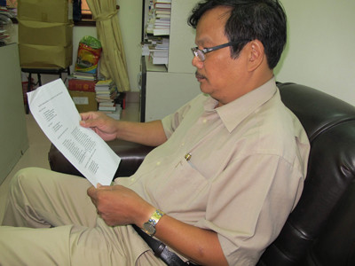 Nhà thơ Trần Quang Quý cầm danh sách Ban Chấp hành trù bị của CLB xác nhận không có ai là nhà thơ chuyên nghiệp. Nhà thơ Trần Quang Quý cầm danh sách Ban Chấp hành trù bị của CLB xác nhận không có ai là nhà thơ chuyên nghiệp