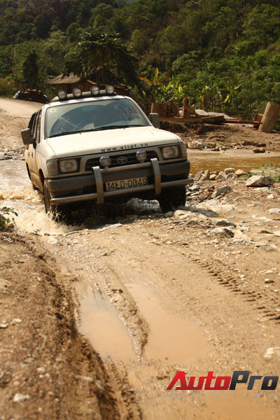 Lưu ý khi dùng phanh, cần nhấp nhả phanh liên tục để tránh sa lầy và quay xe khi gặp đường trơn, bùn đất 