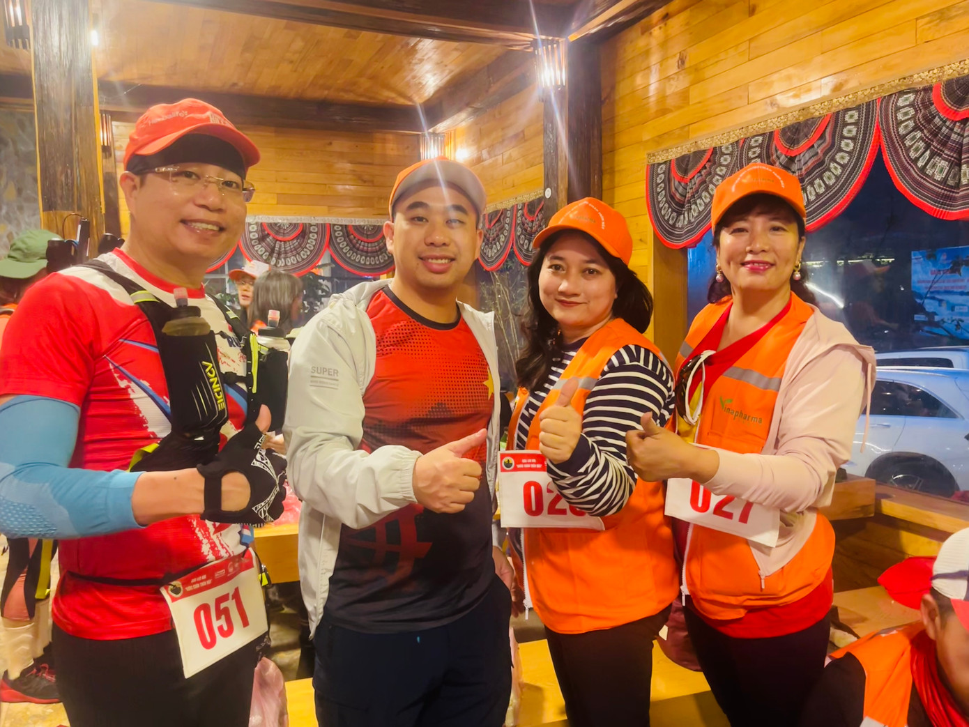 Các nhà báo Báo Tiền Phong tham gia Giải leo núi Bước chân trên mây Lần II.