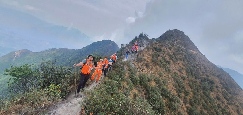 Các nhà báo đang leo "Sống lưng Rồng trời" trên đỉnh Tà Xùa
