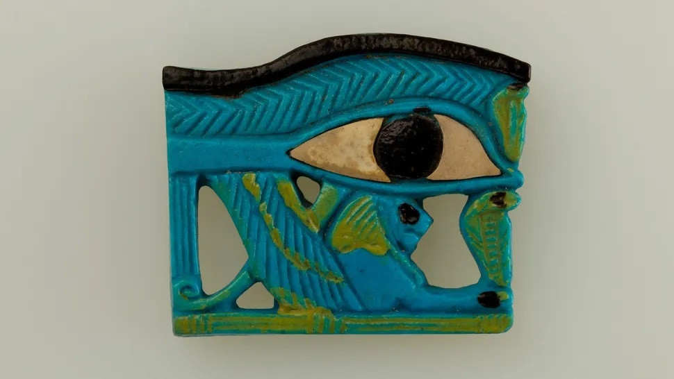 Một bùa hộ mệnh wedjat có hình "Con mắt của Horus". Bùa hộ mệnh này được tạo ra vào khoảng năm 1070 đến năm 664 trước Công nguyên và hiện đang ở Bảo tàng Nghệ thuật Metropolitan tại Thành phố New York.(Ảnh: Purchase, Edward S. Harkness Gift, 1926; The Met; CC0 1.0 Universal )