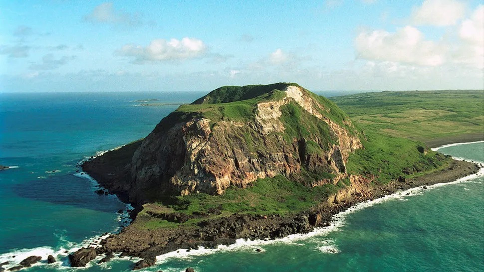 Nước biển quanh đảo Iwo Jima có màu xanh lá cây -xanh lục. (Ảnh: Phan Lee McCaskill, USN, Miền công cộng, Wikimedia Commons)