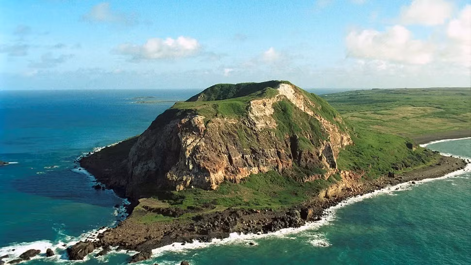 Nước biển quanh đảo Iwo Jima có màu xanh lá cây -xanh lục. (Ảnh: Phan Lee McCaskill, USN, Miền công cộng, Wikimedia Commons)