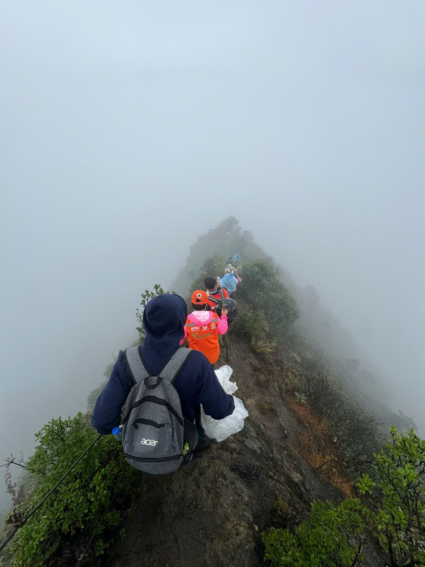 Biển mây trên đường các nhà báo leo núi