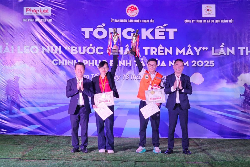 Ông Vũ Lê Chung Anh - Chủ tịch UBND huyện Trạm Tấu và ông Vũ Hoài Nam - Tổng Biên tập báo Pháp luật Việt Nam trao giải cho 2 vận động viên đạt giải Nhất.