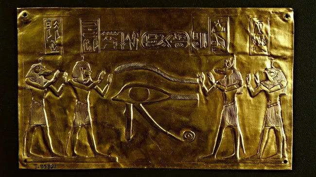"Con mắt của Horus" được khắc trên một tấm vàng. Hiện vật này được tìm thấy trong lăng mộ của pharaoh Ai Cập cổ đại Psusennes I, người đã cai trị hơn 3.000 năm trước. (Ảnh: DEA / S. VANNINI)