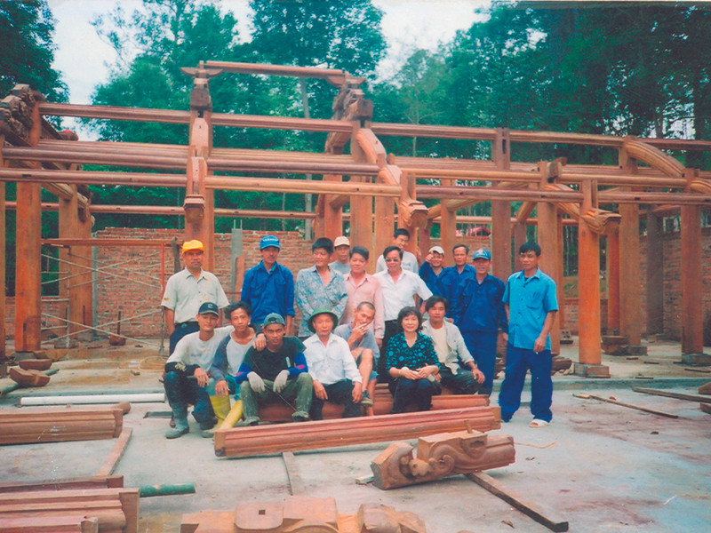 Ông Nguyễn Thế Quang (đứng ngoài cùng từ phải sang) cùng tốp thợ dựng nhà cổ Việt Nam tại Malaysia. Ông Nguyễn Thế Quang (đứng ngoài cùng từ phải sang) cùng tốp thợ dựng nhà cổ Việt Nam tại Malaysia