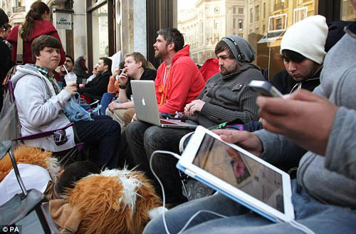 Tại London Anh, vẫn là cảnh xếp hàng mòn mỏi chờ đợi