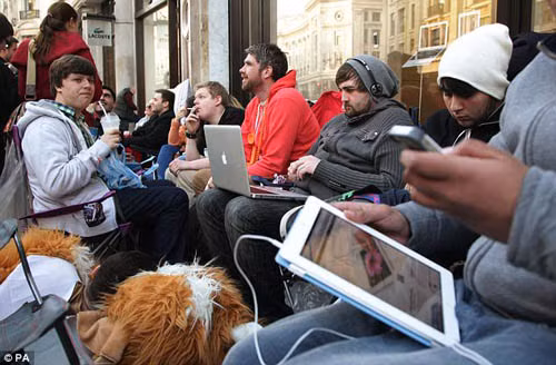 Tại London, Anh, vẫn là cảnh xếp hàng mòn mỏi chờ đợi. Tại London Anh, vẫn là cảnh xếp hàng mòn mỏi chờ đợi