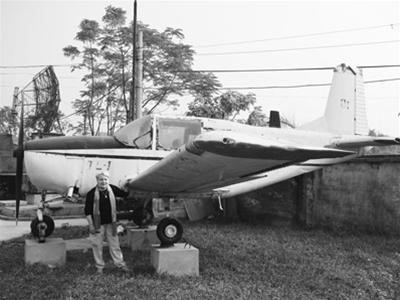 Bà Andree Nguyễn - vợ ông Phúc bên máy bay TL-2