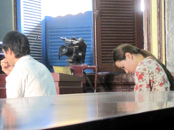 người mẫu Thiên Kim (Á khôi Miss Shinning Beauty 2012) cúi mặt tránh ống kính của giới truyền thông