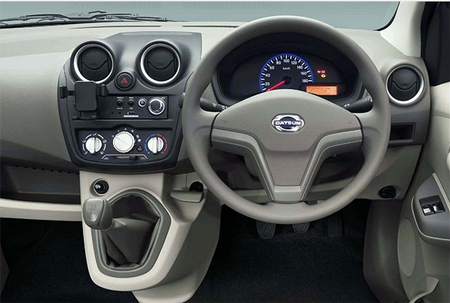 Thông tin về trang bị trên xe chưa được tiết lộ. Tuy nhiên, hình ảnh thực tế cho thấy xe có điều hòa nhưng dường như không có ổ đĩa CD