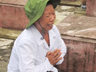 Cựu TNXP Lê Thị Hường viếng mộ chị Đang, chị Phúc tại nghĩa trang Yên Thành. Cựu TNXP Lê Thị Hường viếng mộ chị Đang, chị Phúc tại nghĩa trang Yên Thành