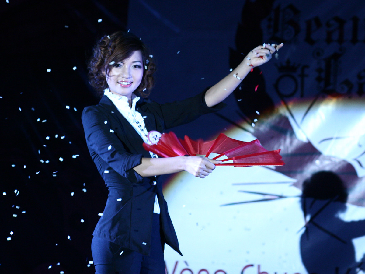 Hà Vy thể hiện sự khéo léo với ảo thuât