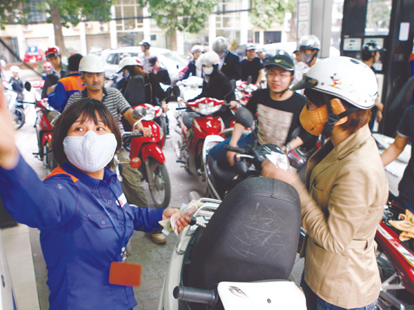 Người dân đang băn khoăn trước quyết định “tăng nhanh như gió, giảm như rùa” đối với giá xăng dầu Ảnh: Hồng Vĩnh