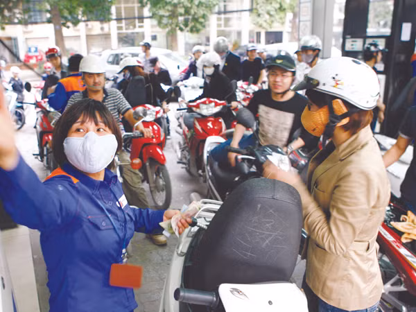 Người dân đang băn khoăn trước quyết định “tăng nhanh như gió, giảm như rùa” đối với giá xăng dầu Ảnh: Hồng Vĩnh