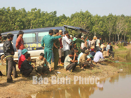 Hàng nghìn người kéo về khúc sông xảy ra tai nạn chia buồn, tiễn đưa người xấu số. Ảnh: Bình Phước Online