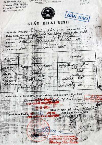 Trong giấy khai sinh của con gái ruột của bà hiệu trưởng, phần ghi tên mẹ là Nguyễn Thị Hạnh