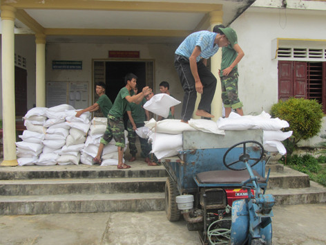 Bộ đội QK4 chuyển gạo cứu trợ người dân Hoàng Mai- Nghệ An Ảnh: Quang Long