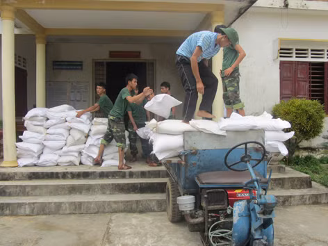 Bộ đội QK4 chuyển gạo cứu trợ người dân Hoàng Mai- Nghệ An Ảnh: Quang Long