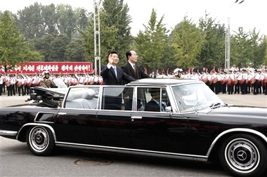 Lãnh đạo hai miền Triều Tiên bắt tay nhau trong cuộc gặp lịch sử Lãnh đạo hai miền Triều Tiên duyệt đội danh dự tại buổi lễ đón tiếp Tổng thống Hàn Quốc Roh Moo- Hyun ở Thủ đô Bình Nhưỡng, CHDCND Triều Tiên Quân đội CHDCND Triều Tiên duyệt binh tại lễ đón Tổng thống Hàn Quốc Roh Moo-Hyun ở Thủ đô Bình Nhưỡng Người dân CHDCND Triều Tiên vẫy những bông hoa màu hồng để chào mừng cuộc gặp mặt của Tổng thống Hàn Quốc Roh Moo-Hyun với Chủ tịch CHDCND Triều Tiên Kim Jong-il tại Thủ đô Bình Nhưỡng Chủ tịch CHDCND Triều Tiên Kim Jong-il (đứng bên phải ) và Tổng thống Hàn Quốc Roh Moo- Hyun (đứng giữa ) và ông Kim Yong-nam, Chủ tịch đoàn Chủ tịch Hội đồng nhân dân tối cao CHDCND Triều Tiên (đứng bên trái) trên bục danh dự bên ngoài Cung văn hóa Thủ đô Bình Nhưỡng Chủ tịch CHDCND Triều Tiên Kim Jong-il đang bắt tay chào mừng đoàn đại biểu Hàn Quốc do Tổng thống Roh Moo-Hyun dẫn đầu tới thăm Bình Nhưỡng Trên chiếc xe mui trần, Tổng thống Hàn Quốc Roh Moo- Hyun (bên trái) đang vẫy tay chào người dân CHDCND Triều Tiên tại Thủ đô Bình Nhưỡng