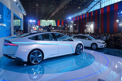 Bên cạnh concept này là Civic thế hệ mới, xếp thành 1 dọc